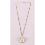 A 14 kt 585/1000 gold necklace on a shell pendant, necklace 7.2 grams, length approx. 58 cm.