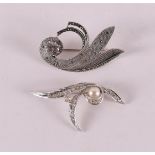 A 1st 925/1000 grade silver brooch, set with faceted marcasite, l 5.2 cm. Hereby base brooch, tot.