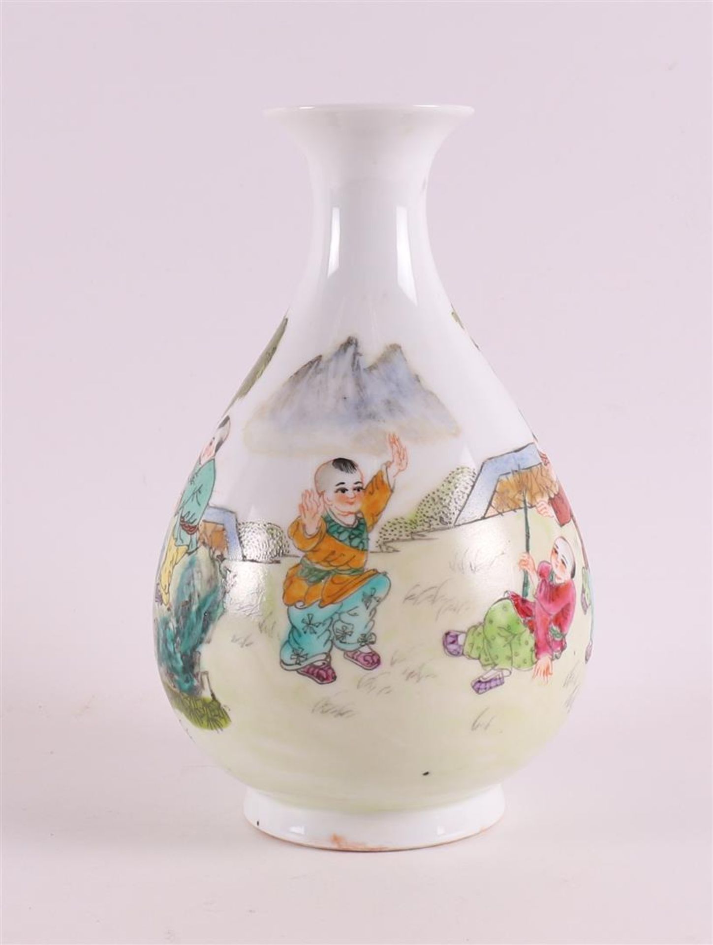A Chinese baluster-shaped porcelain vase, early 20th century. Polychrome decoration of children - Bild 2 aus 6