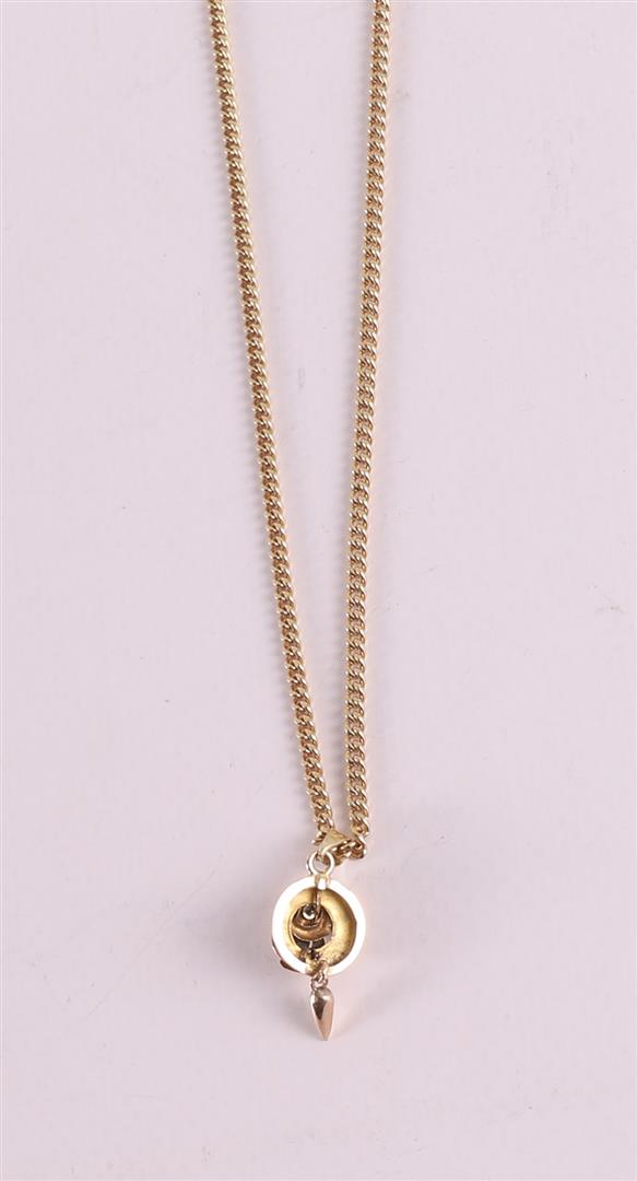A 14 kt 585/1000 necklace on a ditto gold Victorian pendant, 9.0 grams in total, l 22.5 cm. - Image 3 of 3