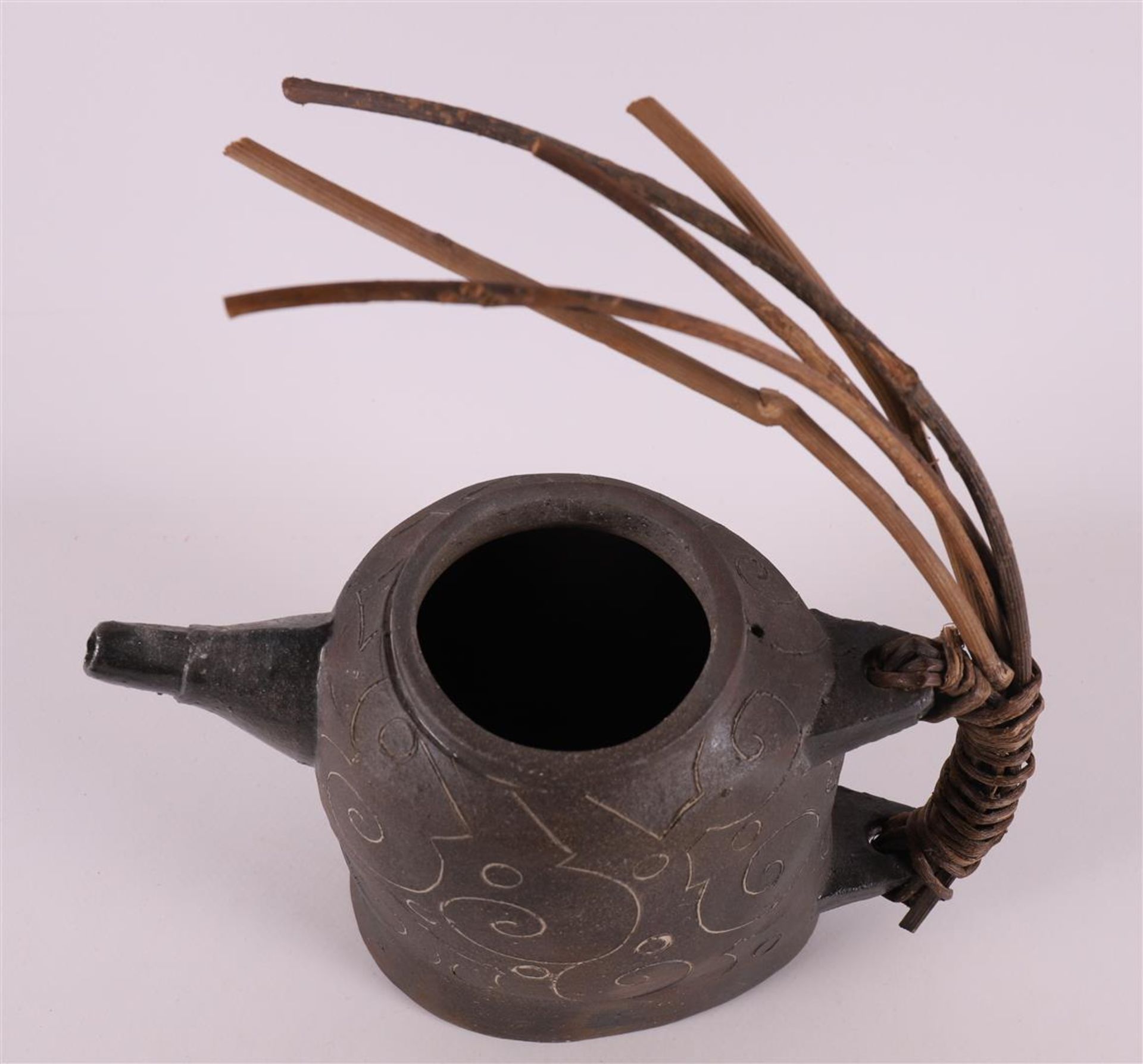 A gray ceramic teapot with braided wooden handle, collection Paul Mertz, h 24 cm. - Bild 3 aus 6