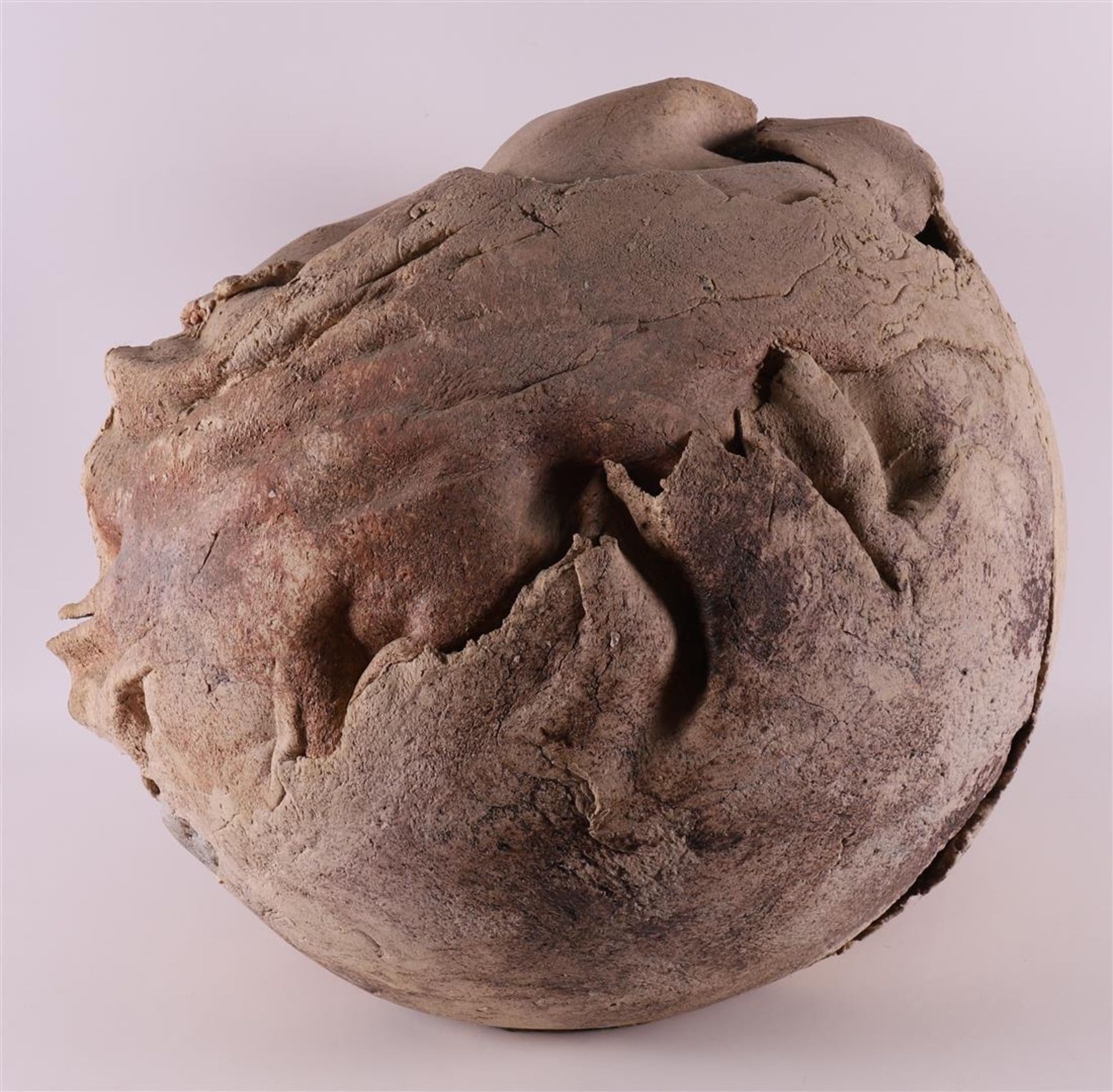 A spherical ceramic object, Tonnis de Boer (Marum 1949-), h 46 x Ø45 cm (provenance: Galerie - Bild 4 aus 5