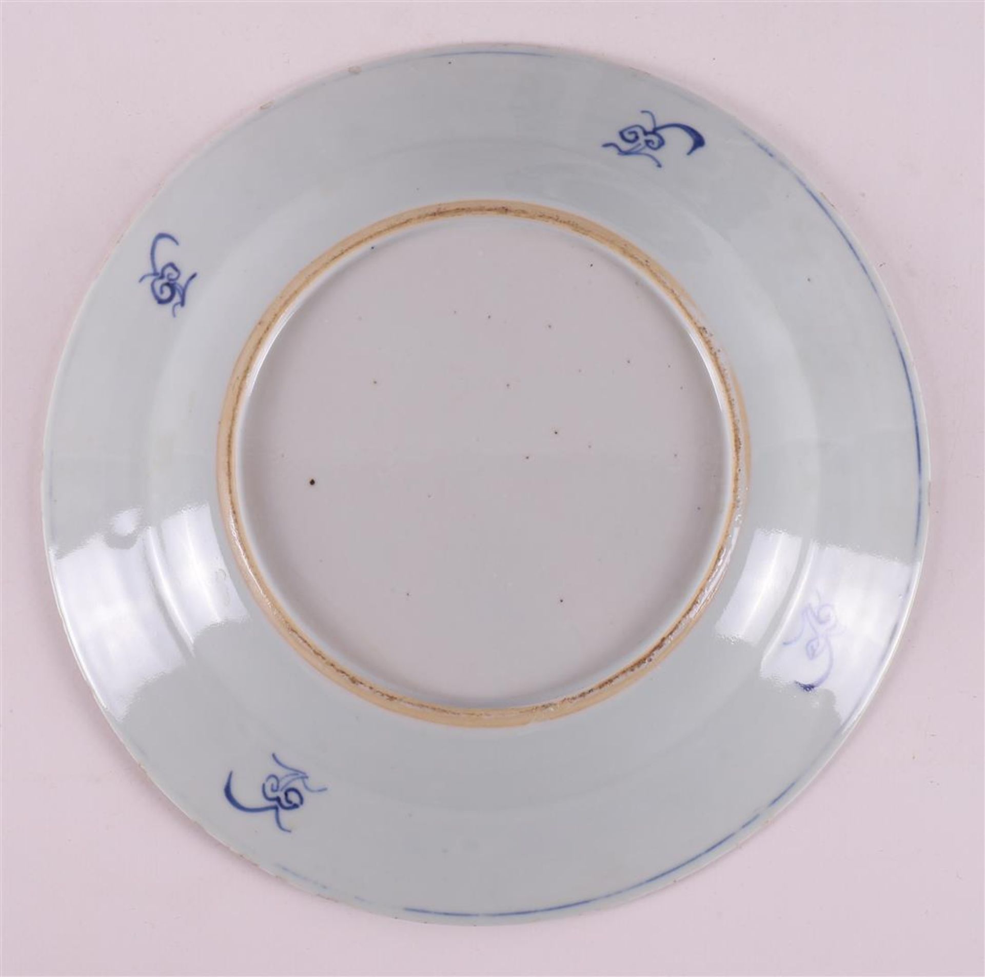 A blue and white contoured porcelain plate, China, Kangxi, around 1700. Blue underglaze lotus - Bild 3 aus 8