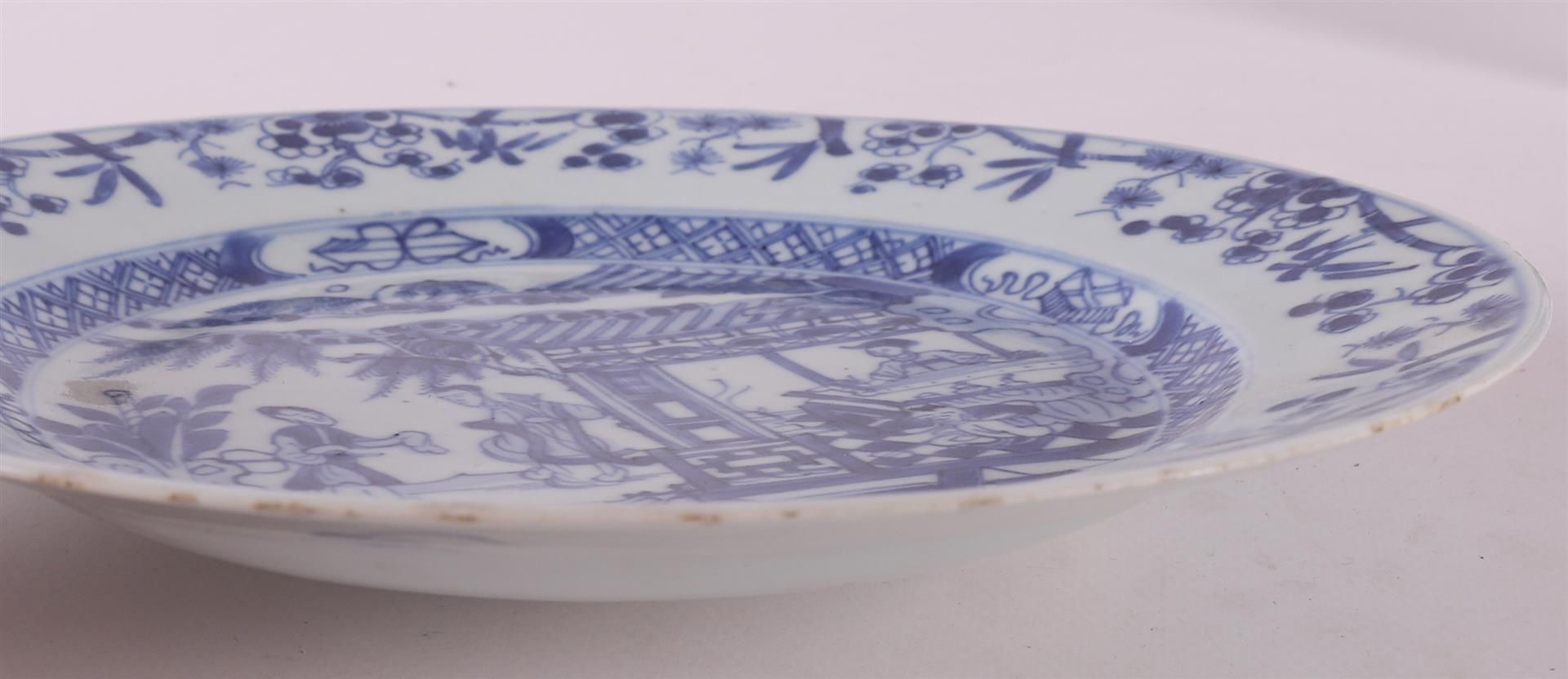 A blue and white contoured porcelain plate, China, Kangxi, around 1700. Blue underglaze lotus - Bild 4 aus 8