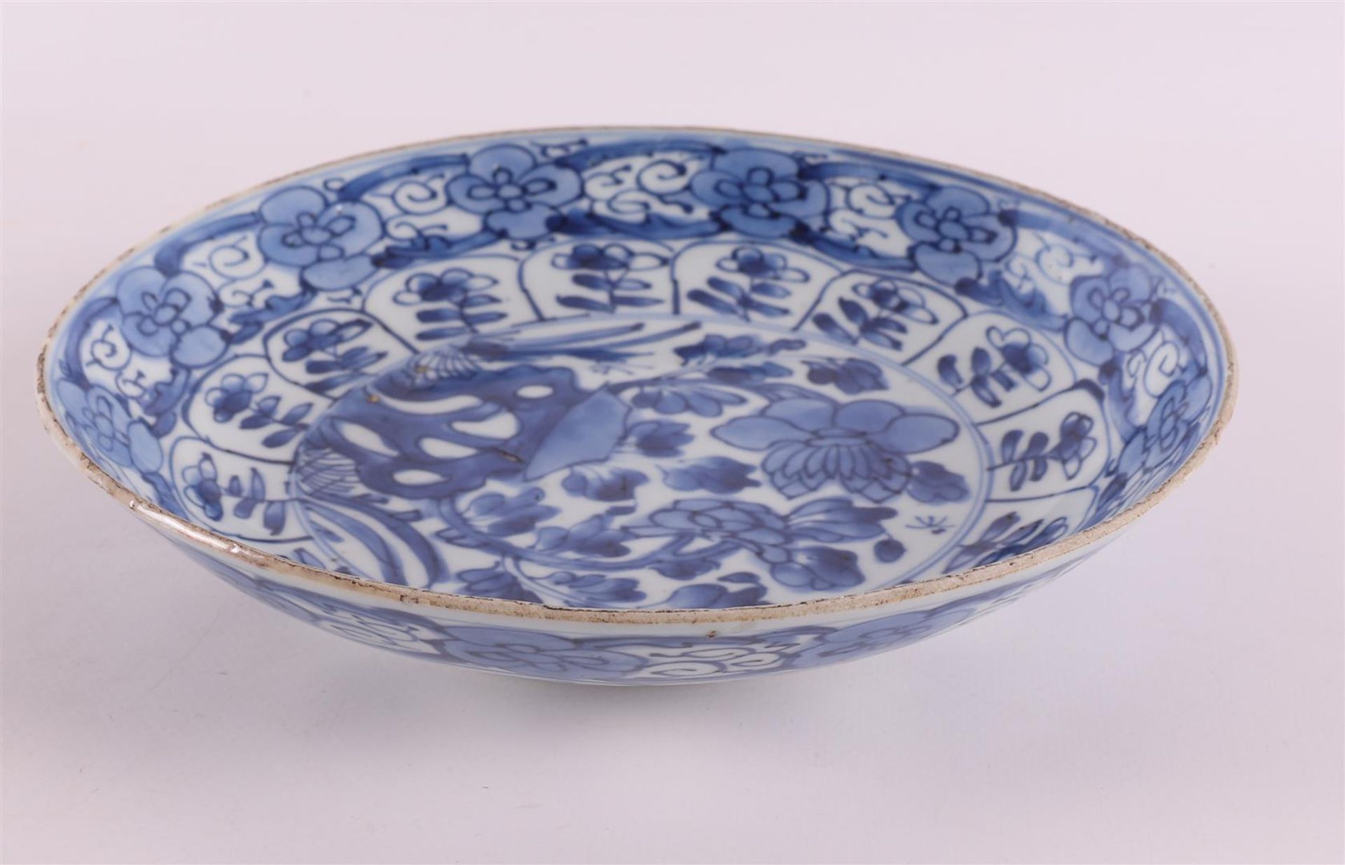A blue and white porcelain deep dish, China, Kangxi, around 1700. Blue underglaze decoration of - Bild 5 aus 7