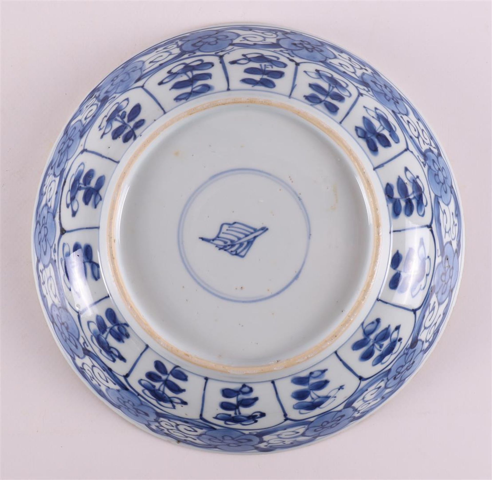 A blue and white porcelain deep dish, China, Kangxi, around 1700. Blue underglaze decoration of - Bild 7 aus 7