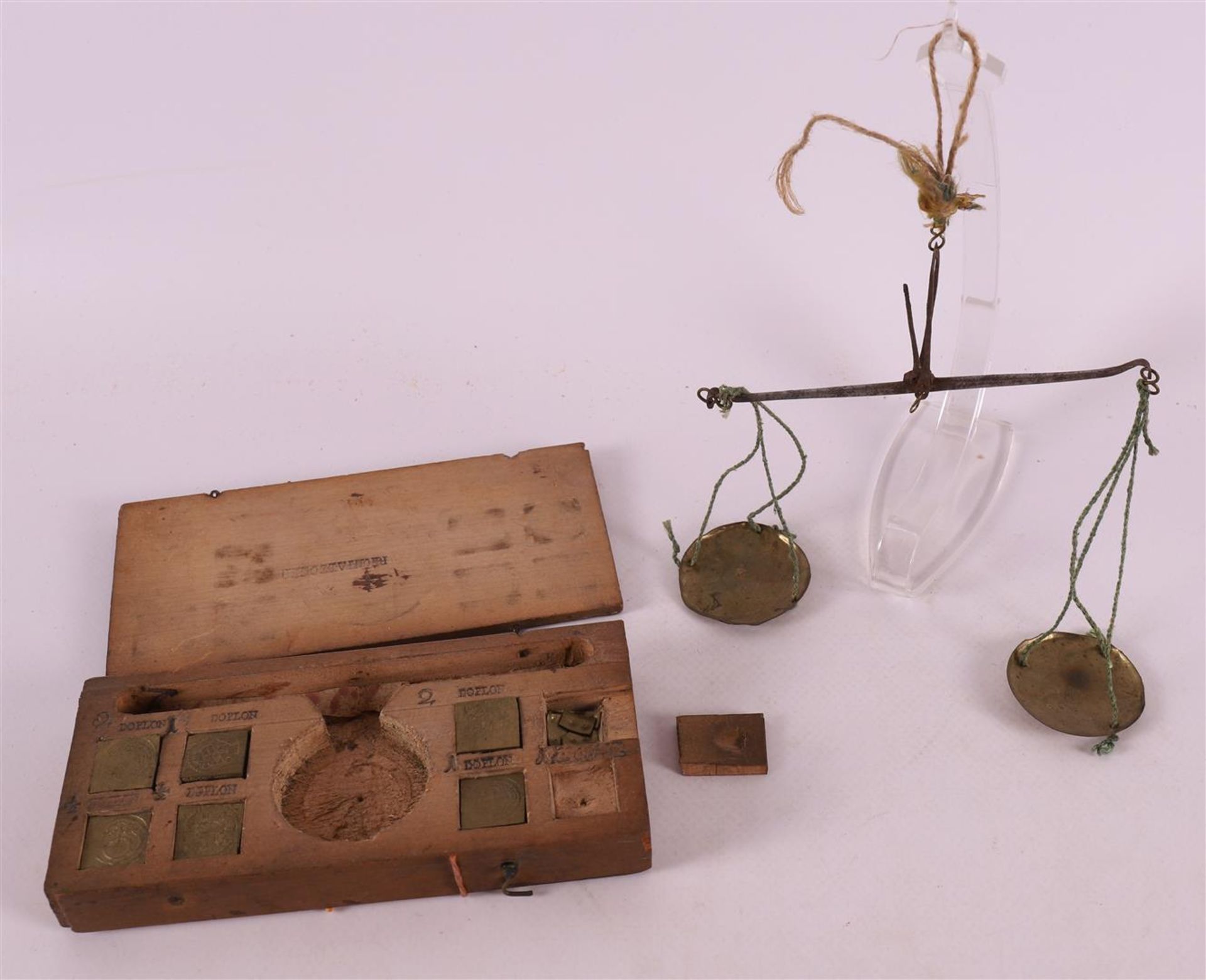 A gold scale with various weights in a wooden case, early 20th century (incomplete).