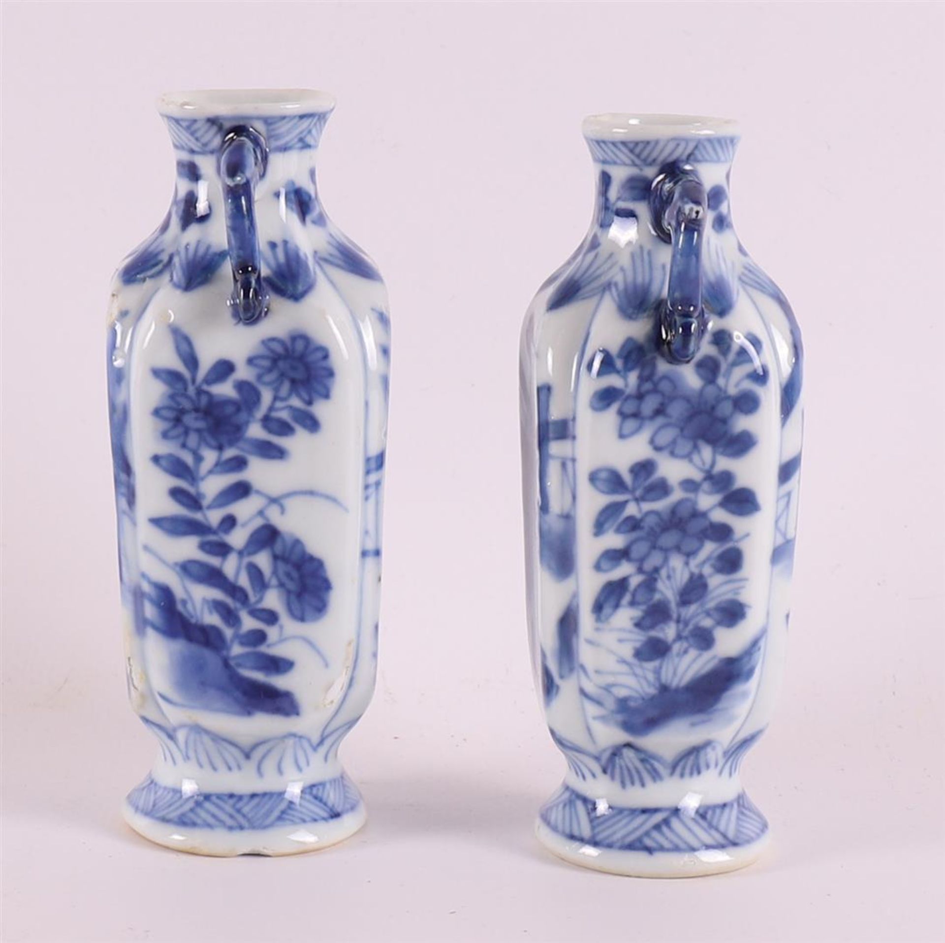 A pair of blue and white porcelain vases with ears, China, Kangxi, around 1700. Blue underglaze - Bild 3 aus 9