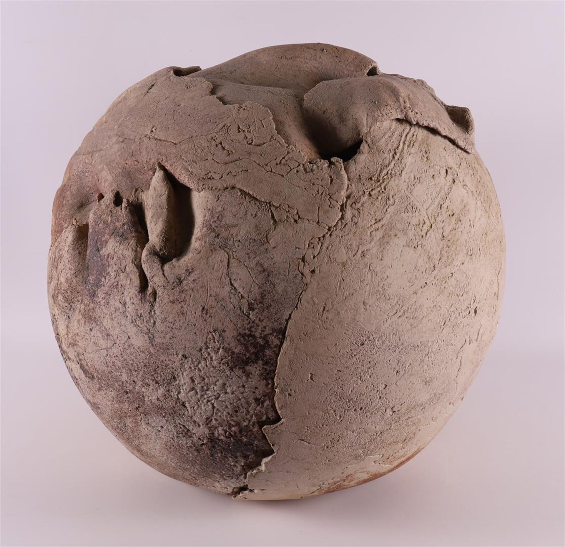 A spherical ceramic object, Tonnis de Boer (Marum 1949-), h 46 x Ø45 cm (provenance: Galerie