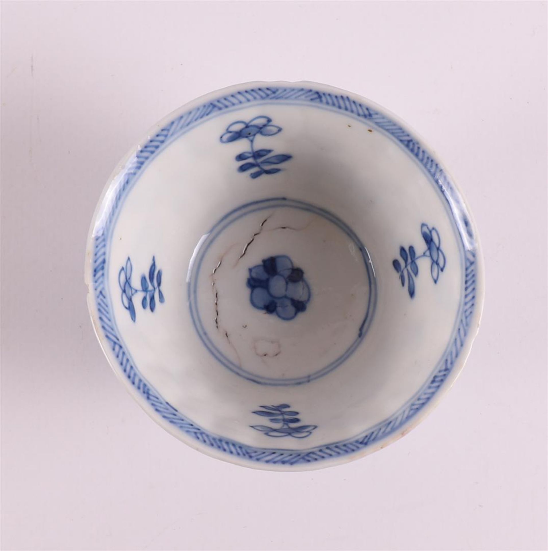 A blue/white porcelain bowl, China, Kangxi, around 1700. Blue underglaze decoration of animals in - Bild 7 aus 9