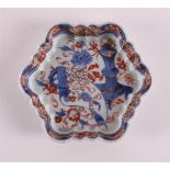 A porcelain Chinese Imari pattipan, China, Kangxi, around 1700. Blue/red, partly gold-heightened