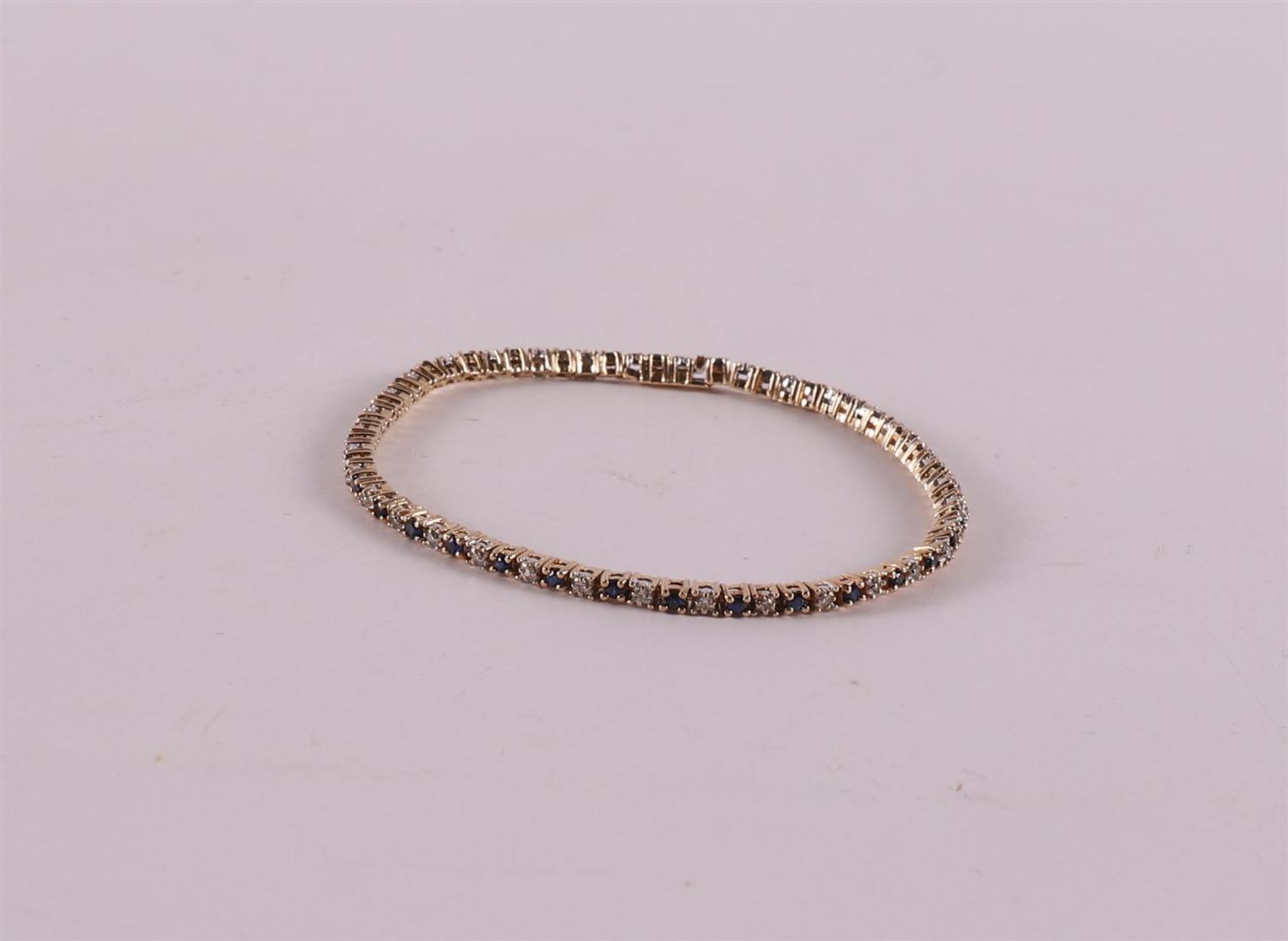 A 14 carat 585/1000 gold tennis bracelet with 35 facet cut round blue sapphires and 35 octagon cut - Bild 2 aus 3