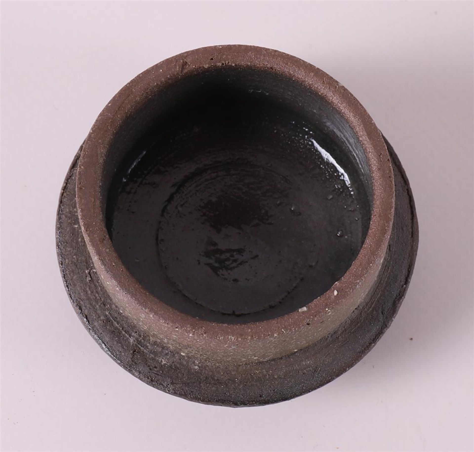 A gray ceramic teapot with braided wooden handle, collection Paul Mertz, h 24 cm. - Bild 6 aus 6
