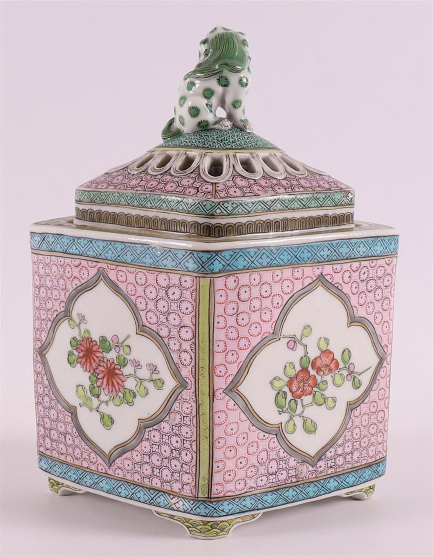 A diamond-shaped porcelain famille rose incense jar with lid, France, Samson, 19th century. Laced - Bild 4 aus 8