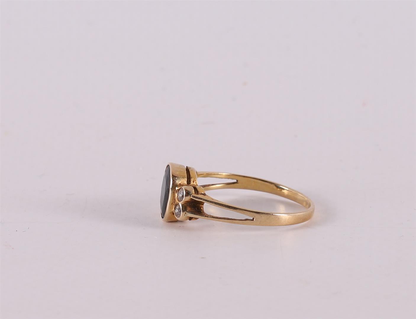 An 18 kt 750/1000 yellow gold ring, set with faceted onix and an entourage of four brilliants, gross - Image 2 of 2
