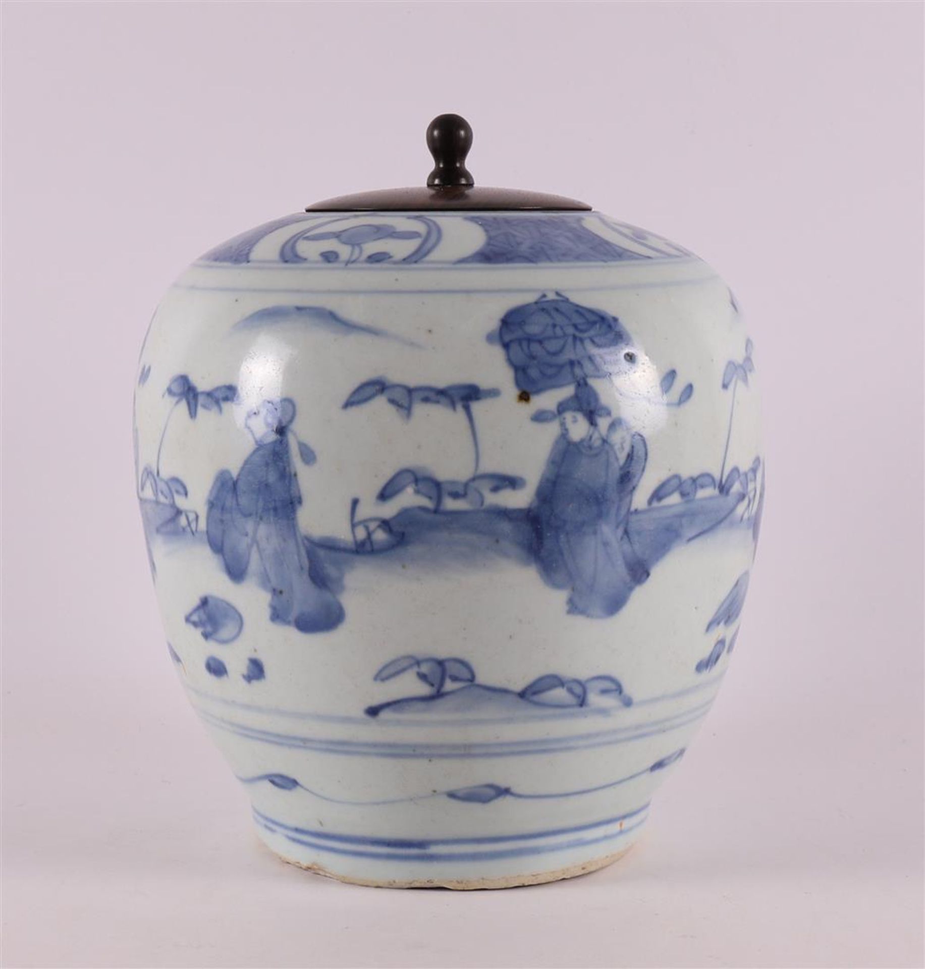 A blue and white porcelain lidded jar with wooden lid, China, Transition/Kangxi, 17th century. - Bild 2 aus 9