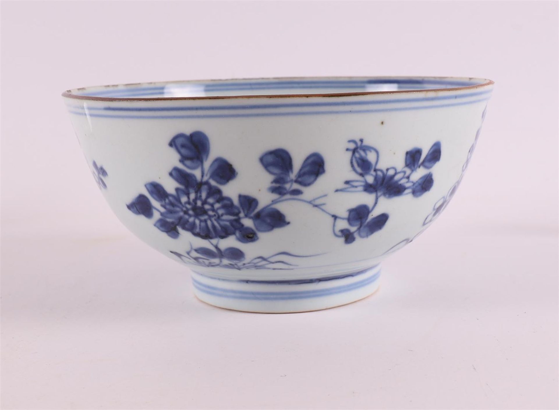 A blue/white porcelain bowl on a stand ring, China, Kangxi, around 1700. Blue underglaze floral - Bild 4 aus 7