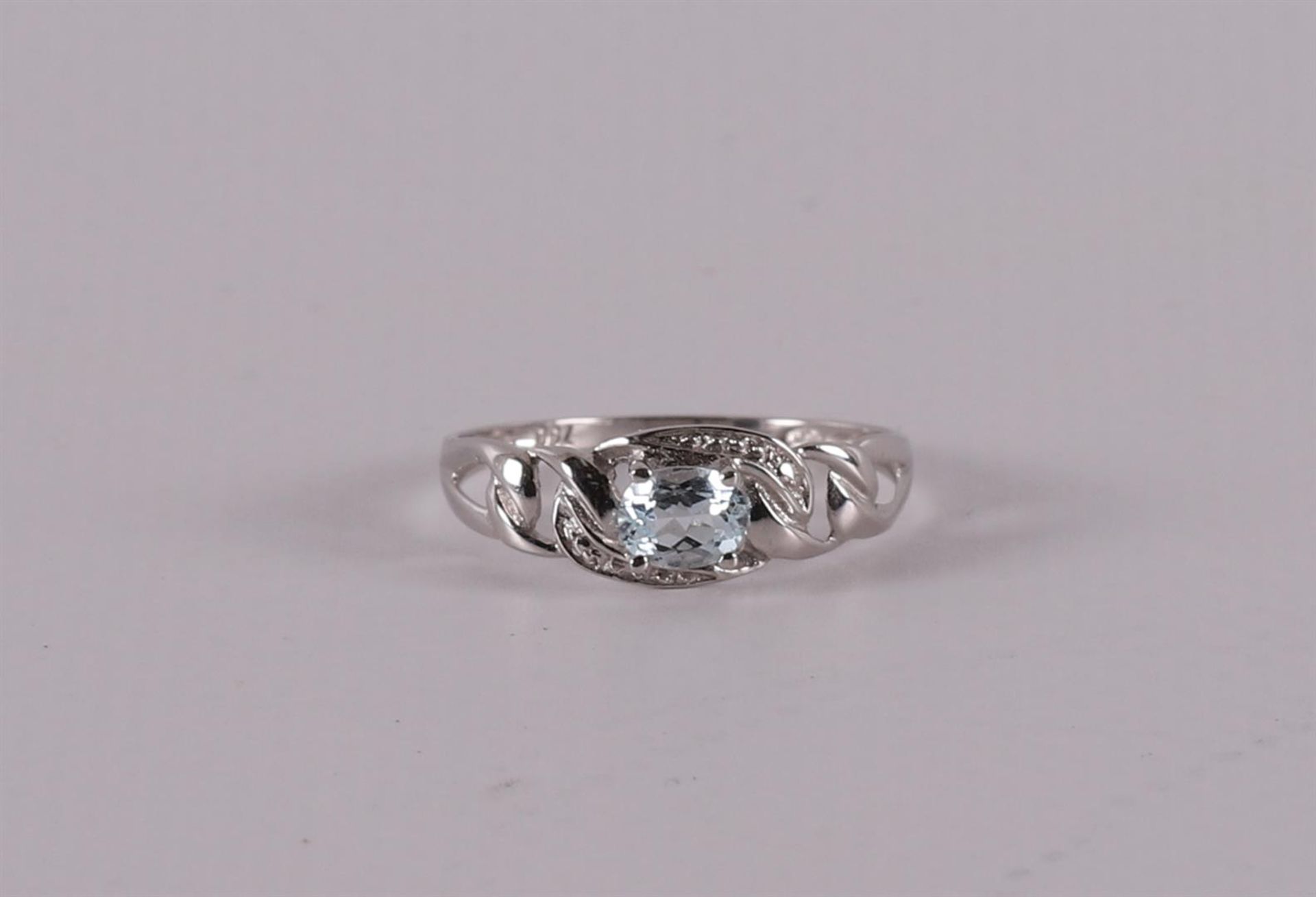 An 18 carat 750/1000 gold ring with an oval faceted aquamarine. Ring size 17.5 mm.