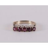 An 18 kt 750/1000 gold row ring with 5 facet cut rubies. Ring size 17 mm.