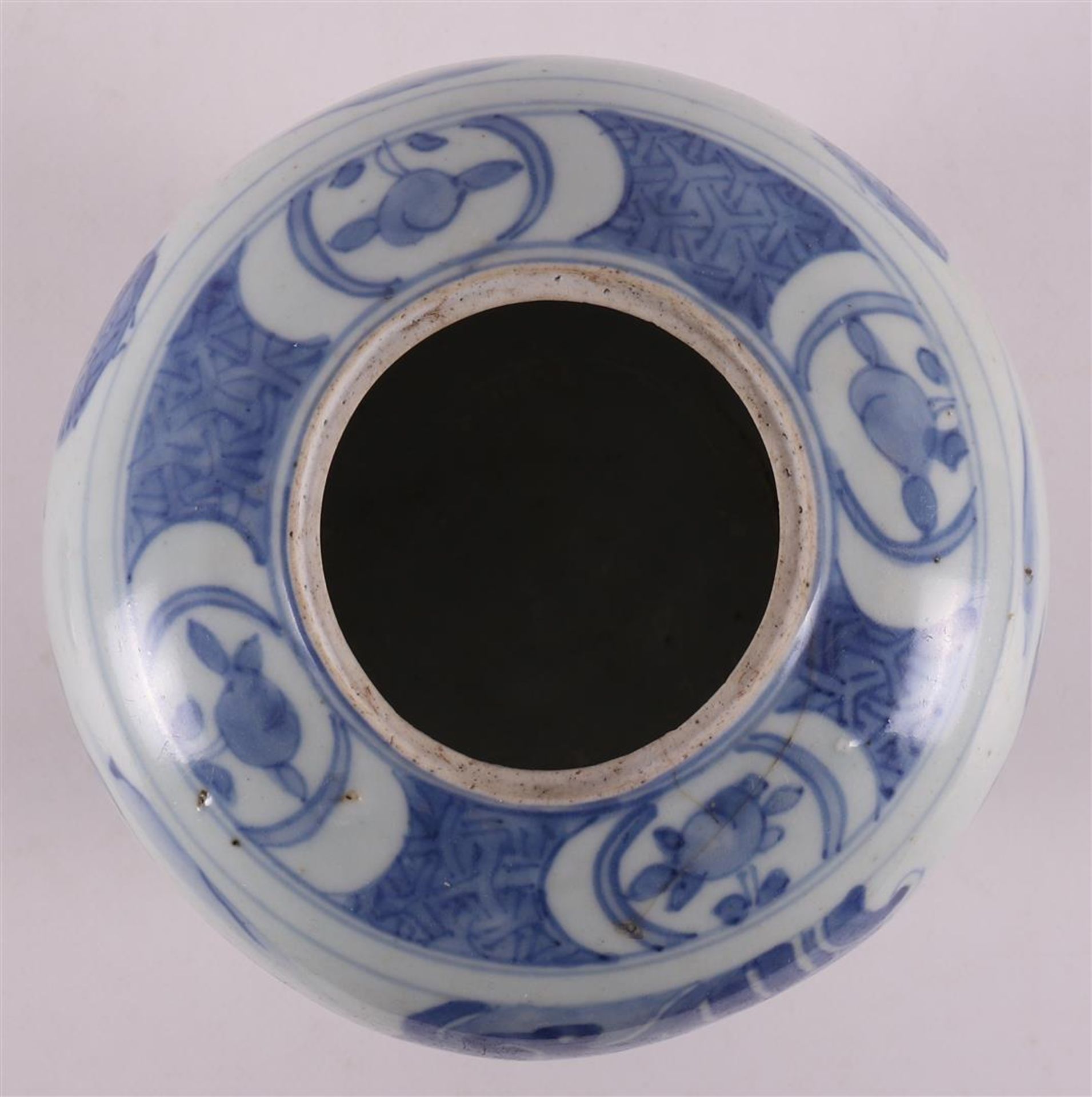 A blue and white porcelain lidded jar with wooden lid, China, Transition/Kangxi, 17th century. - Bild 4 aus 9