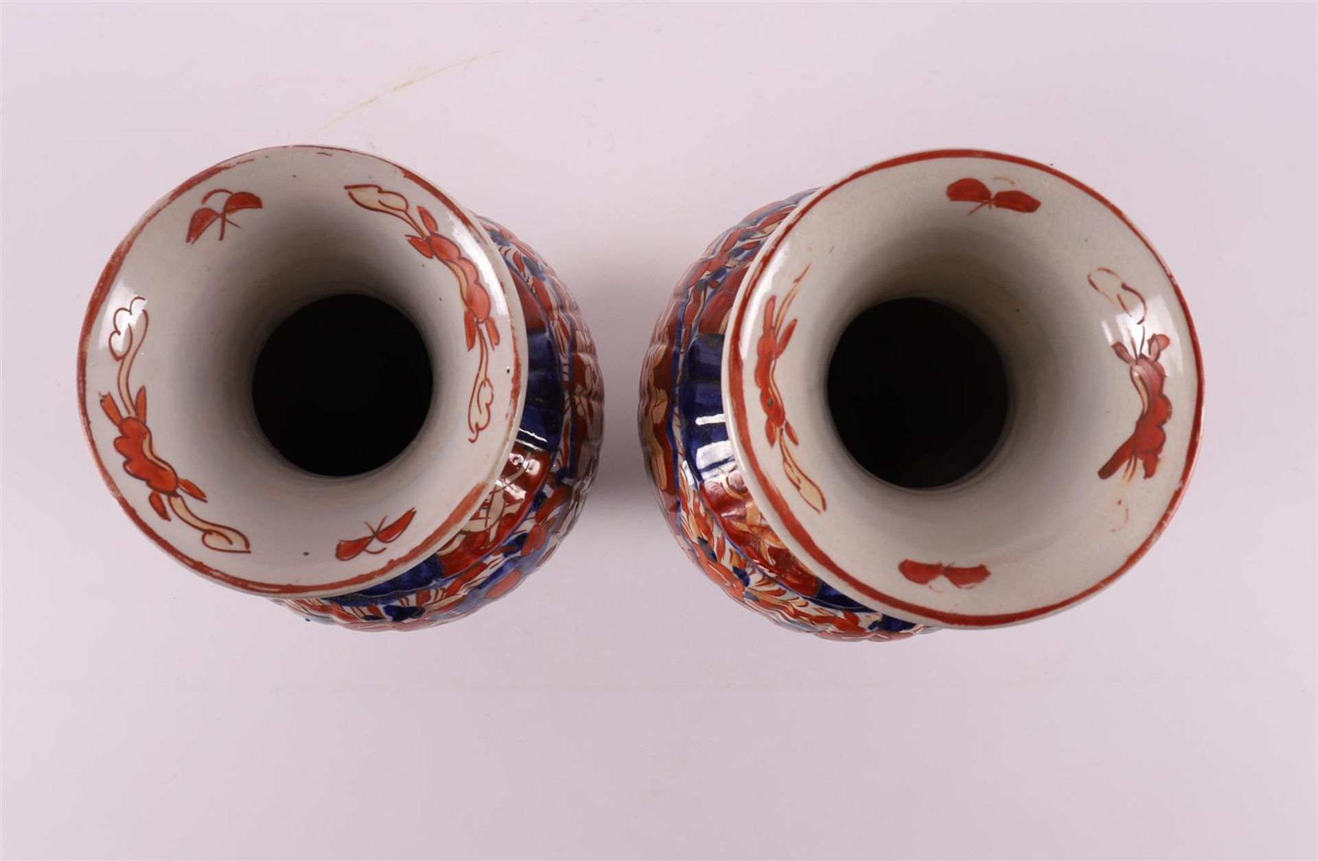 A three piece porcelain Imari garniture, Japan, Meiji, late 19th century. Consisting of: lidded vase - Bild 12 aus 13