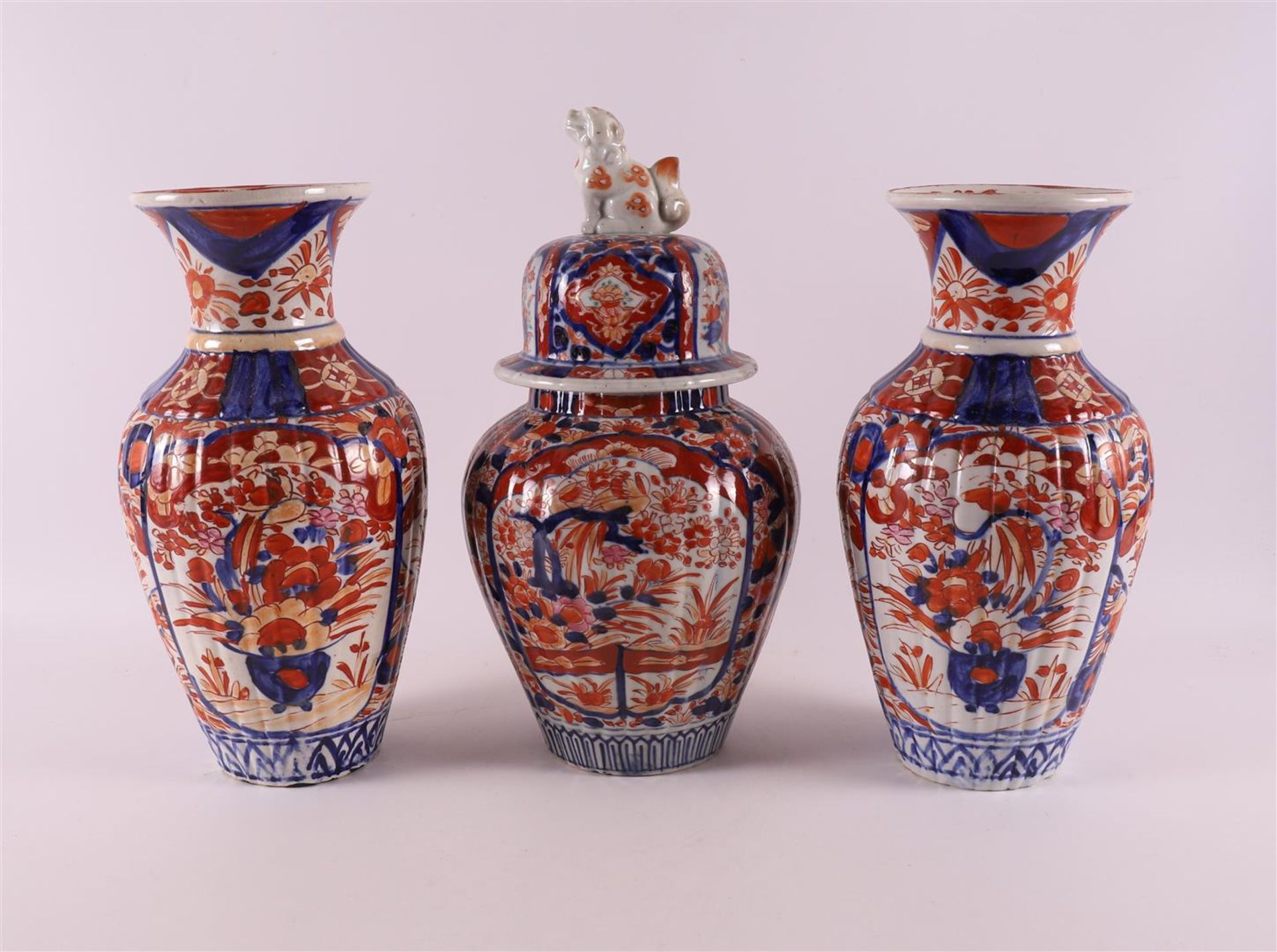 A three piece porcelain Imari garniture, Japan, Meiji, late 19th century. Consisting of: lidded vase - Bild 2 aus 13