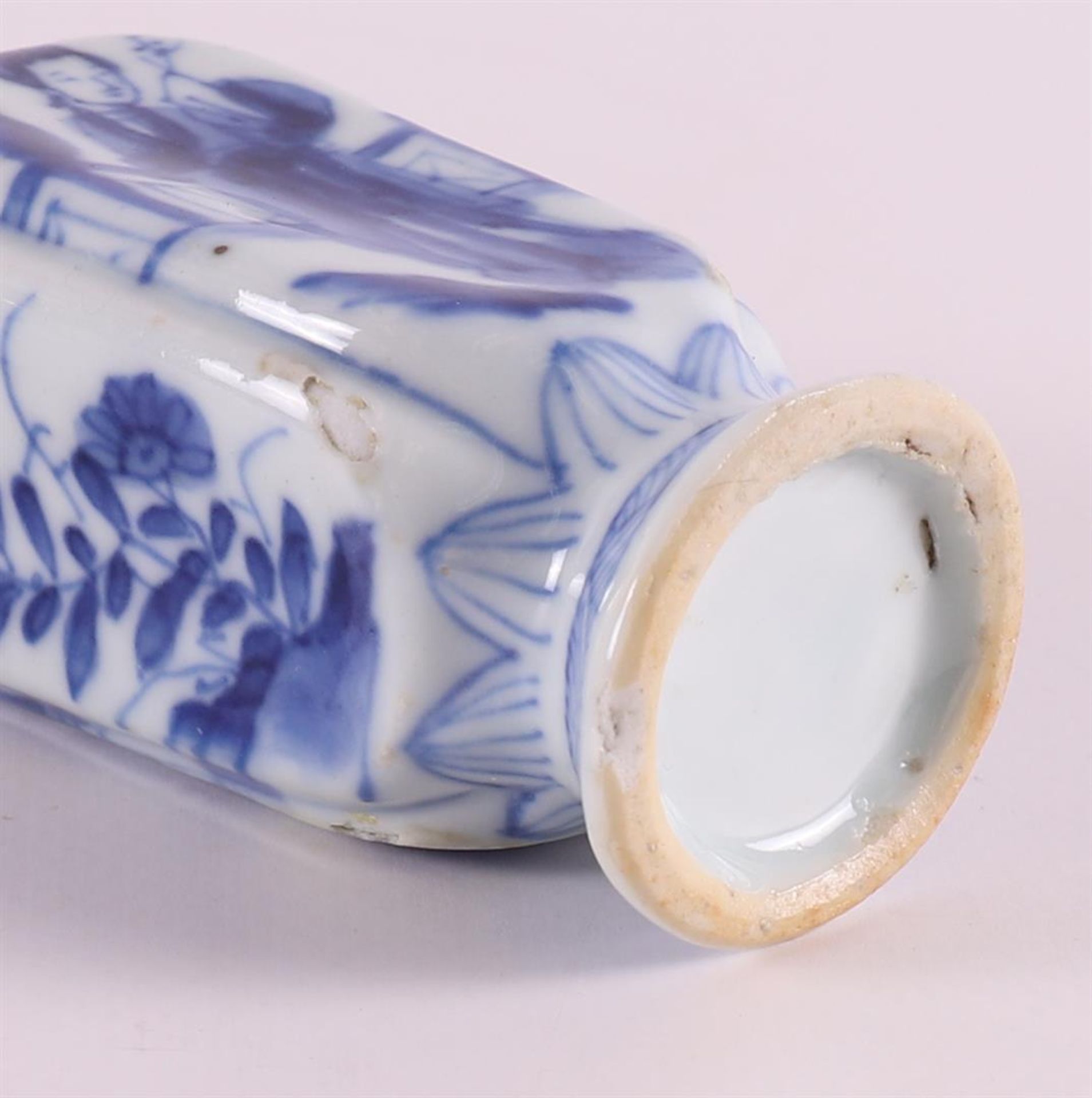 A pair of blue and white porcelain vases with ears, China, Kangxi, around 1700. Blue underglaze - Bild 9 aus 9