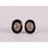 A pair of 1st grade 925/1000 silver ear studs with onyx and facet cut smoked topaz.