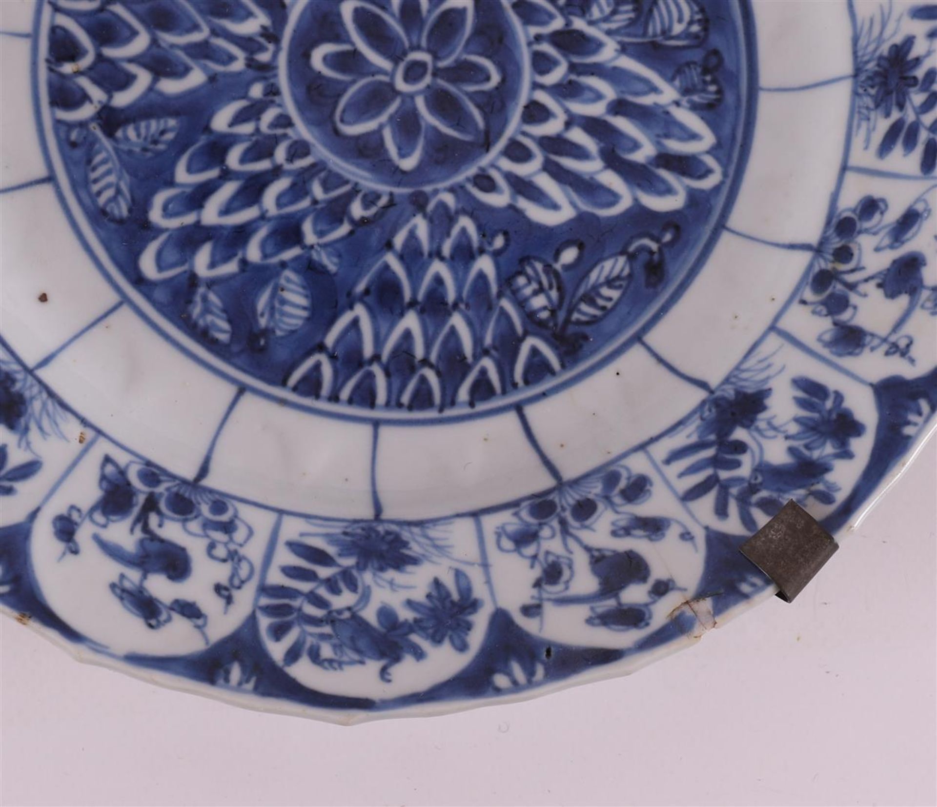 A blue and white contoured porcelain plate, China, Kangxi, around 1700. Blue underglaze lotus - Bild 6 aus 8