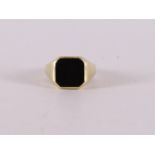 A 14 kt 585/1000 gold men's signet ring, set with onyx, gross weight 8.1 grams, ring size 23.5, Ø 20