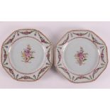 A pair of Löwestoft porcelain plates, 18th century. Polychrome floral decor, Ø 22.5 cm, tot. 2x.(