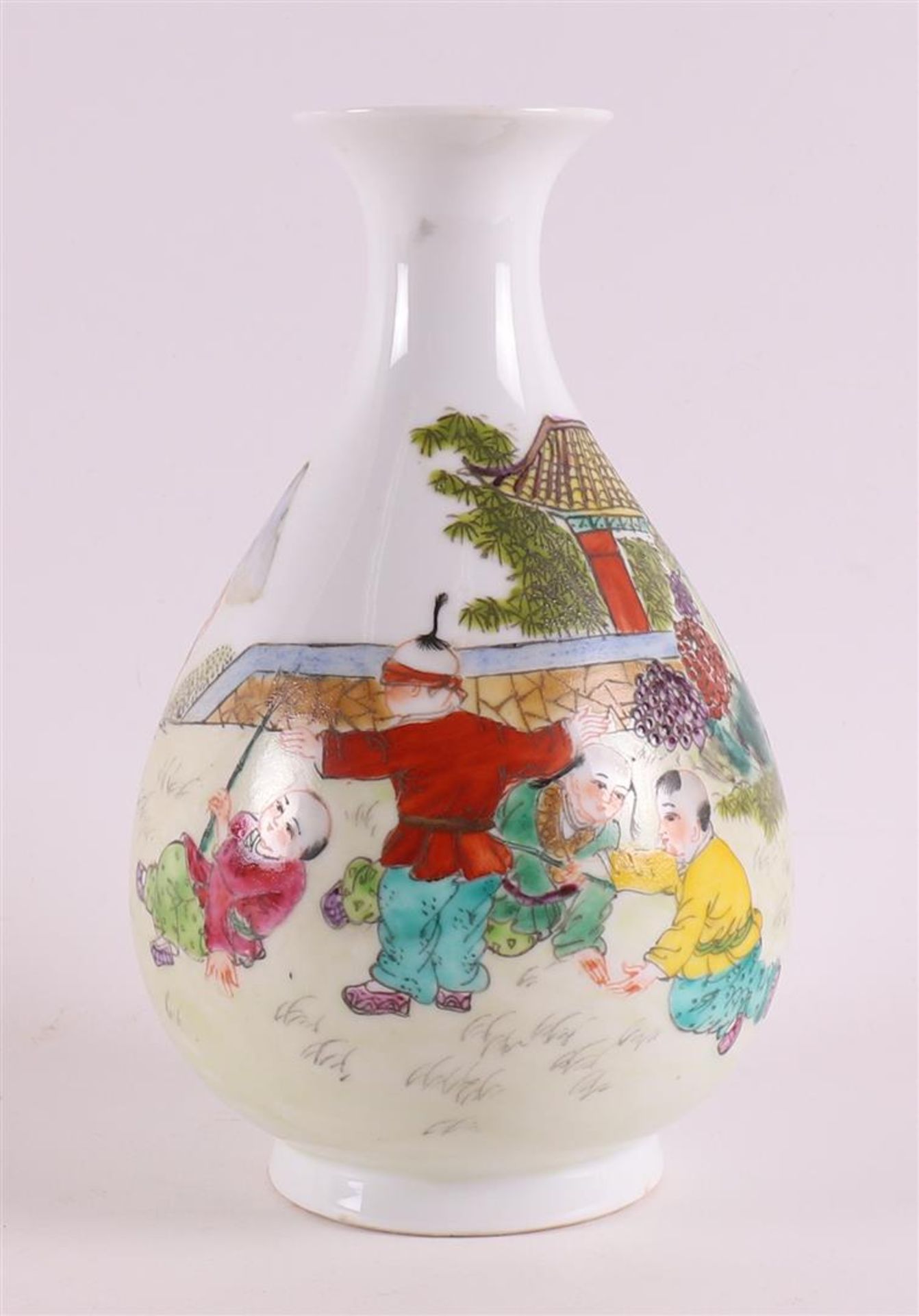 A Chinese baluster-shaped porcelain vase, early 20th century. Polychrome decoration of children - Bild 3 aus 6