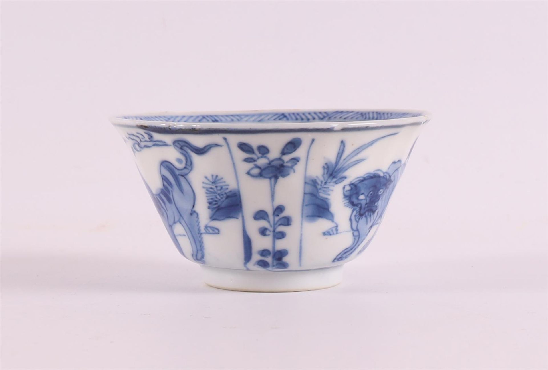 A blue/white porcelain bowl, China, Kangxi, around 1700. Blue underglaze decoration of animals in - Bild 5 aus 9