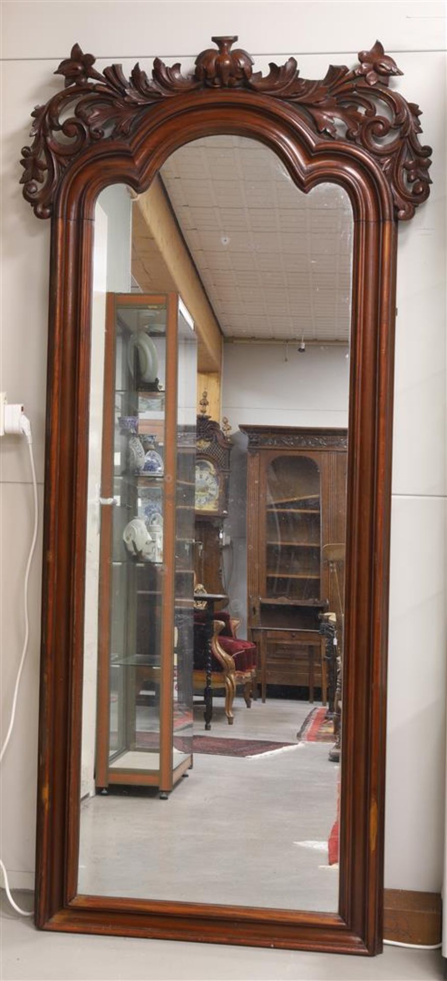 A mirror, Holland, Willem III, 2nd half 19th century. Mahogany, double curved at the top and