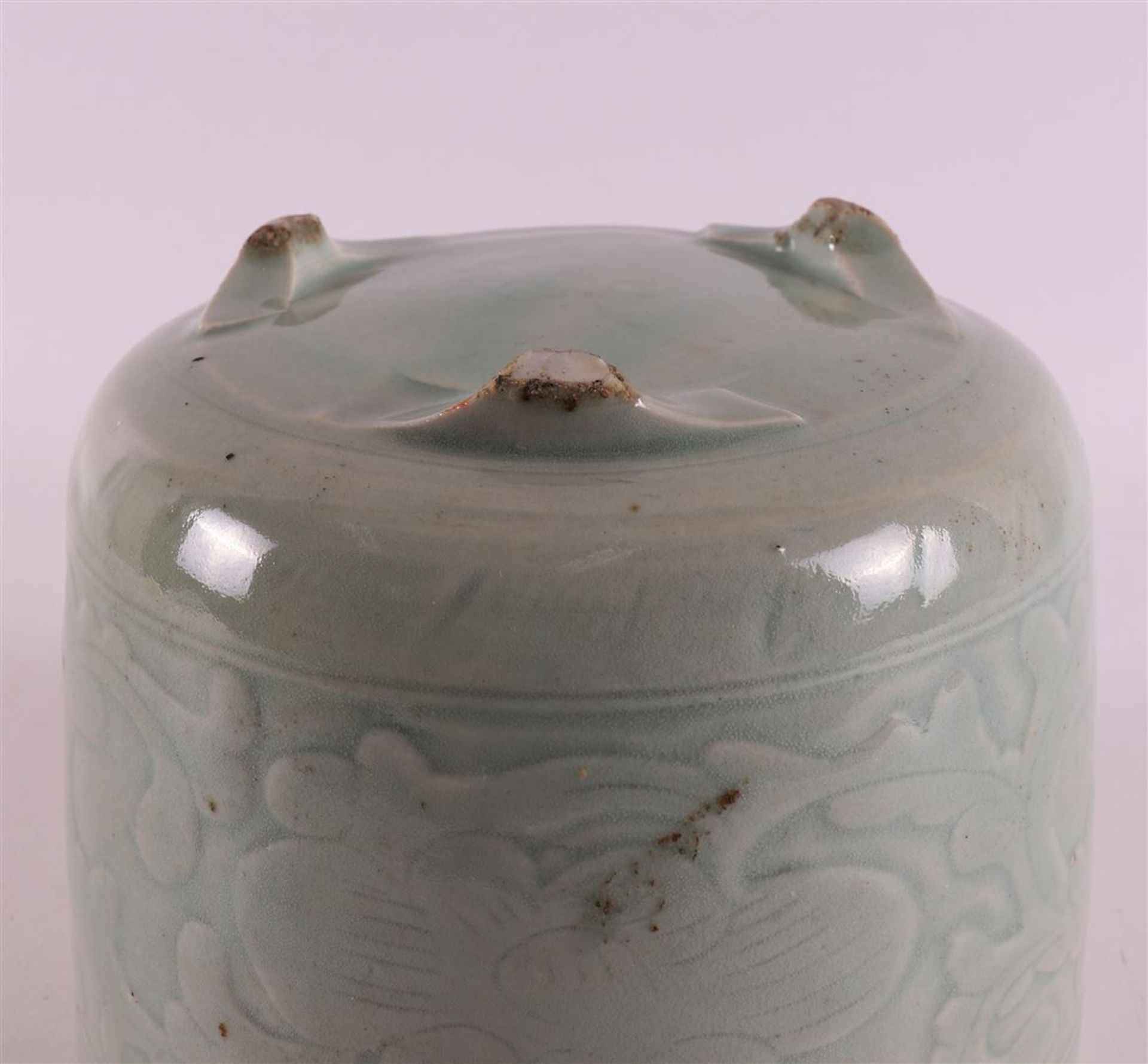 A celadon-coloured porcelain brush pot, China, Kangxi, around 1700. Relief floral decoration, h 13 x - Bild 8 aus 8