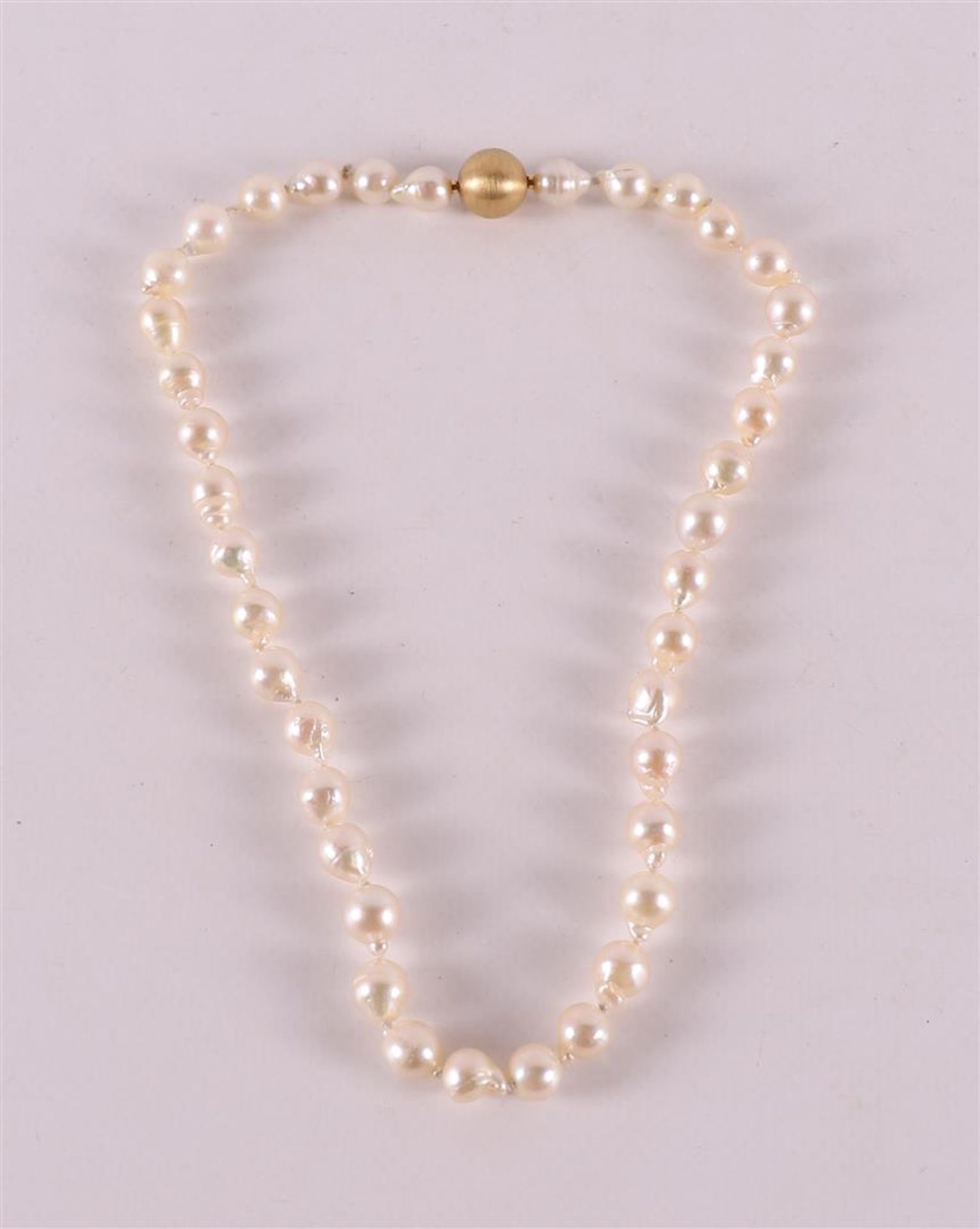 A necklace of cultured pearls on a mysterious ball clasp, design: Jörg Heinz, Germany, l 40 cm.