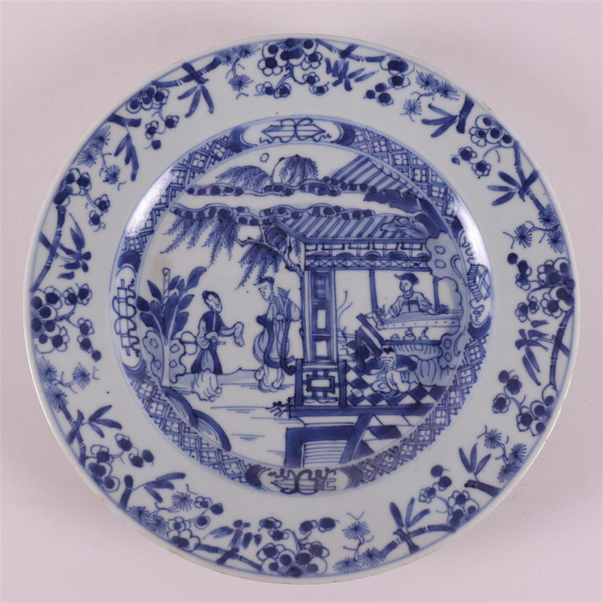 A blue and white contoured porcelain plate, China, Kangxi, around 1700. Blue underglaze lotus - Bild 2 aus 8