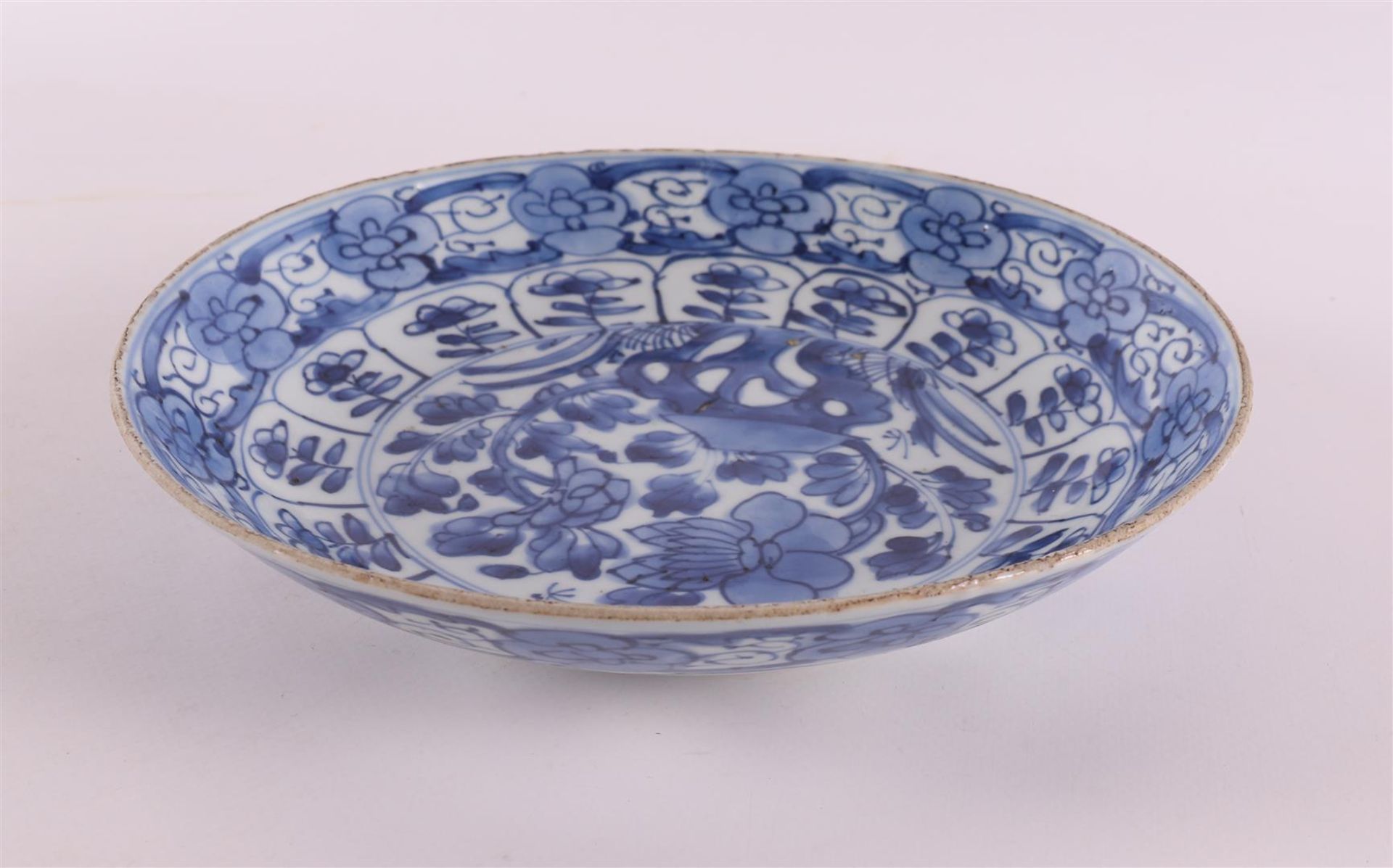 A blue and white porcelain deep dish, China, Kangxi, around 1700. Blue underglaze decoration of - Bild 6 aus 7