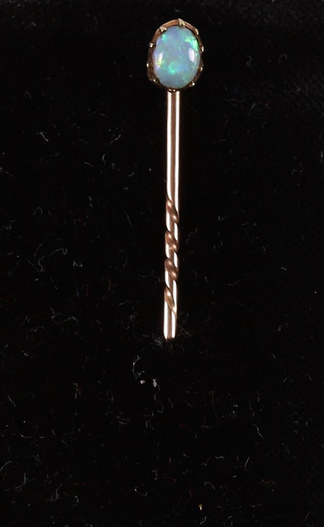 A 14 carat 585/1000 gold tie clip, set with cabochon cut opal, length 5 cm.