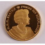 A gold medal 'Betrothal Princess Beatrix and Claus von Amsberg' 28-6-1965, Ø 30 mm, 17.3 grams.