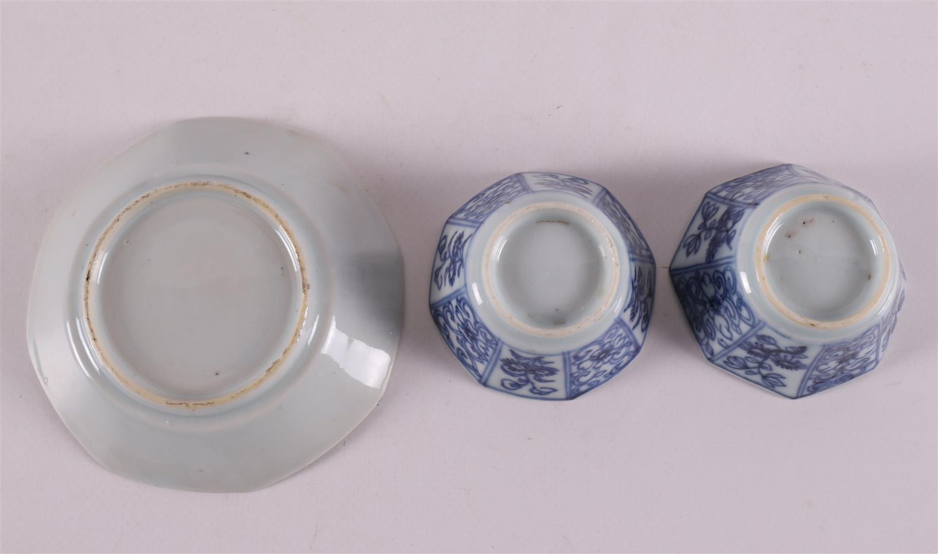 Three blue and white porcelain cups and eight saucers, China, 18th century. blue underglaze - Bild 4 aus 16