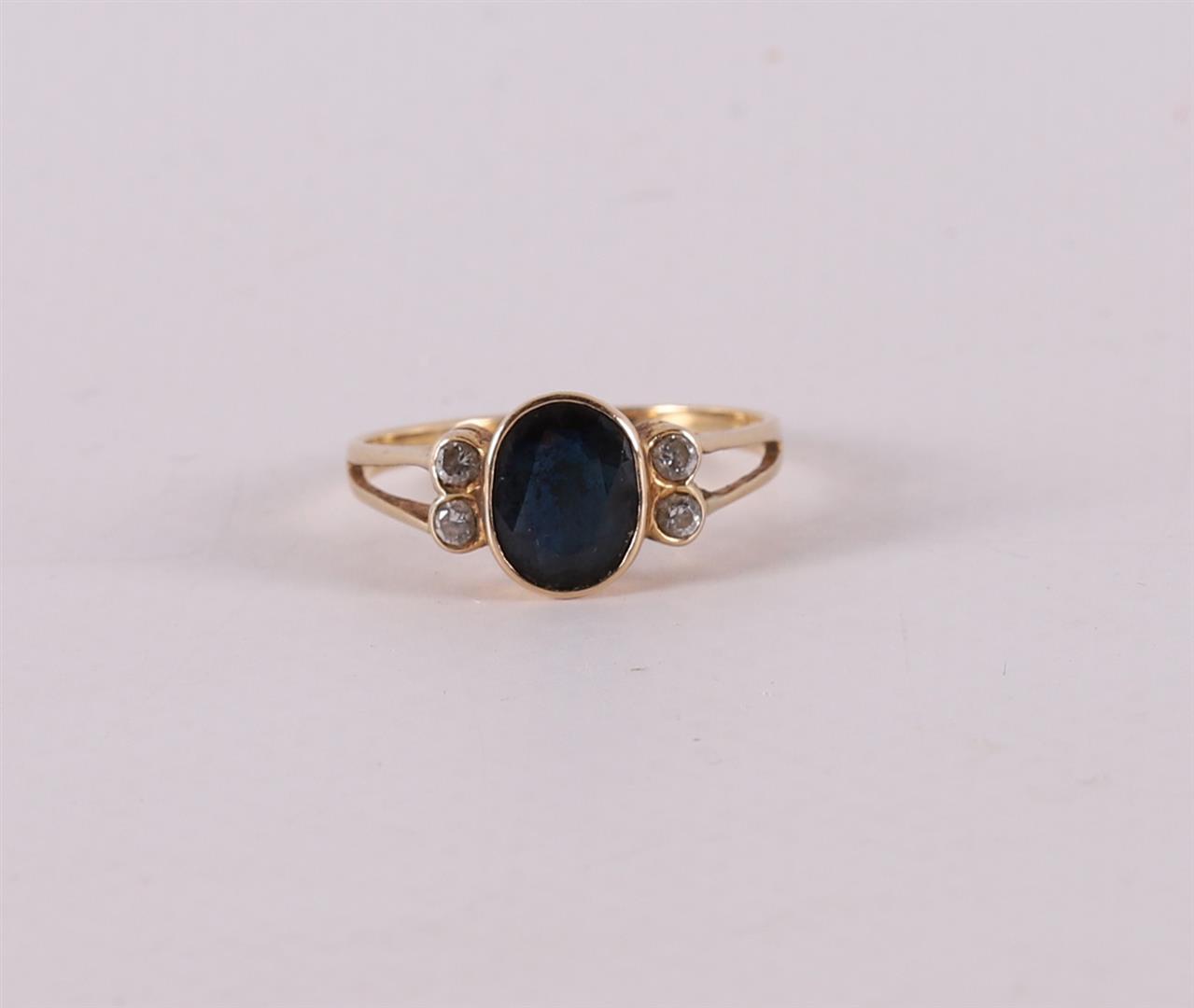 An 18 kt 750/1000 yellow gold ring, set with faceted onix and an entourage of four brilliants, gross