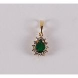 An 18 kt 750/1000 gold pendant with a pear-shaped cut emerald, surrounded by 12 brilliants of 0.42