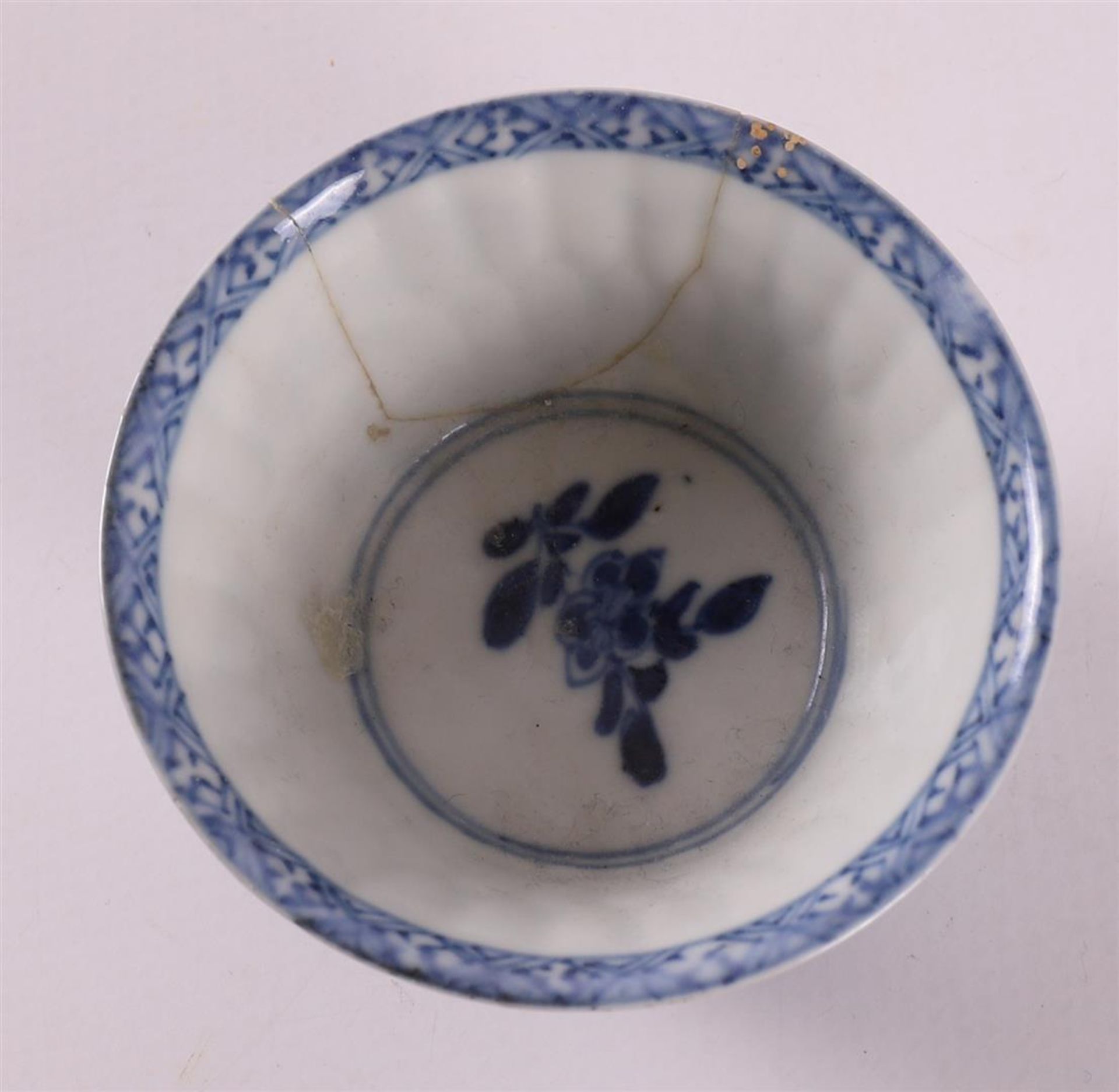 A lot of various blue/white porcelain cups and saucers, China, including 18th century, tot. 12x. (1x - Image 8 of 16