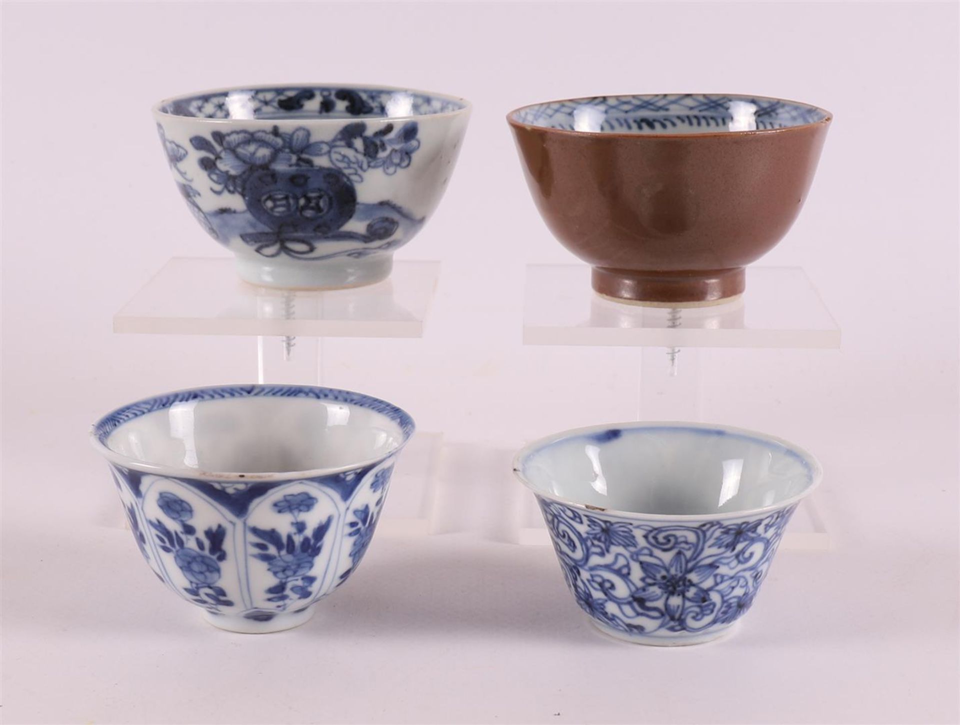 A lot of various blue/white porcelain cups and saucers, China, including 18th century, tot. 12x. (1x - Image 13 of 16
