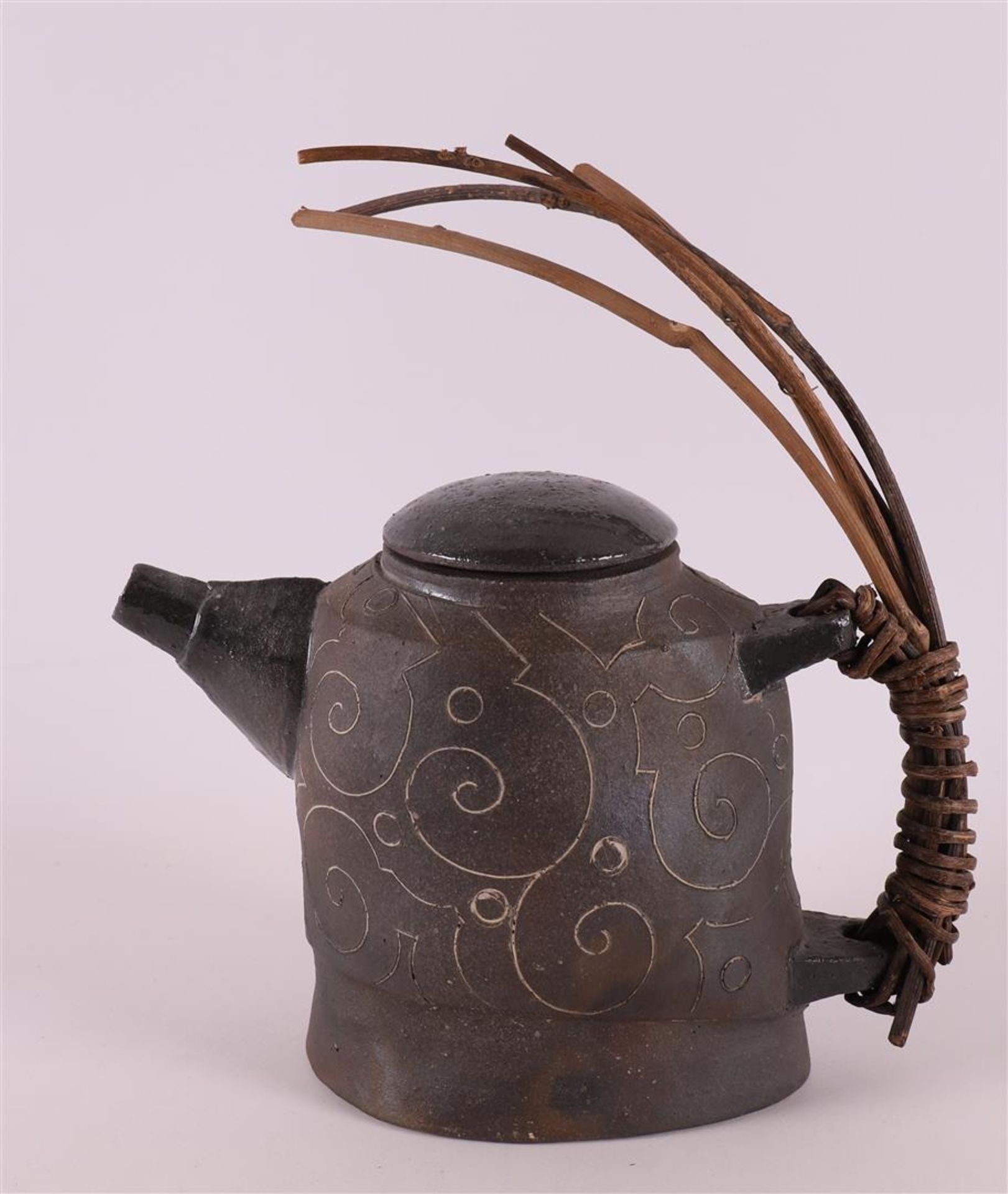 A gray ceramic teapot with braided wooden handle, collection Paul Mertz, h 24 cm. - Bild 2 aus 6