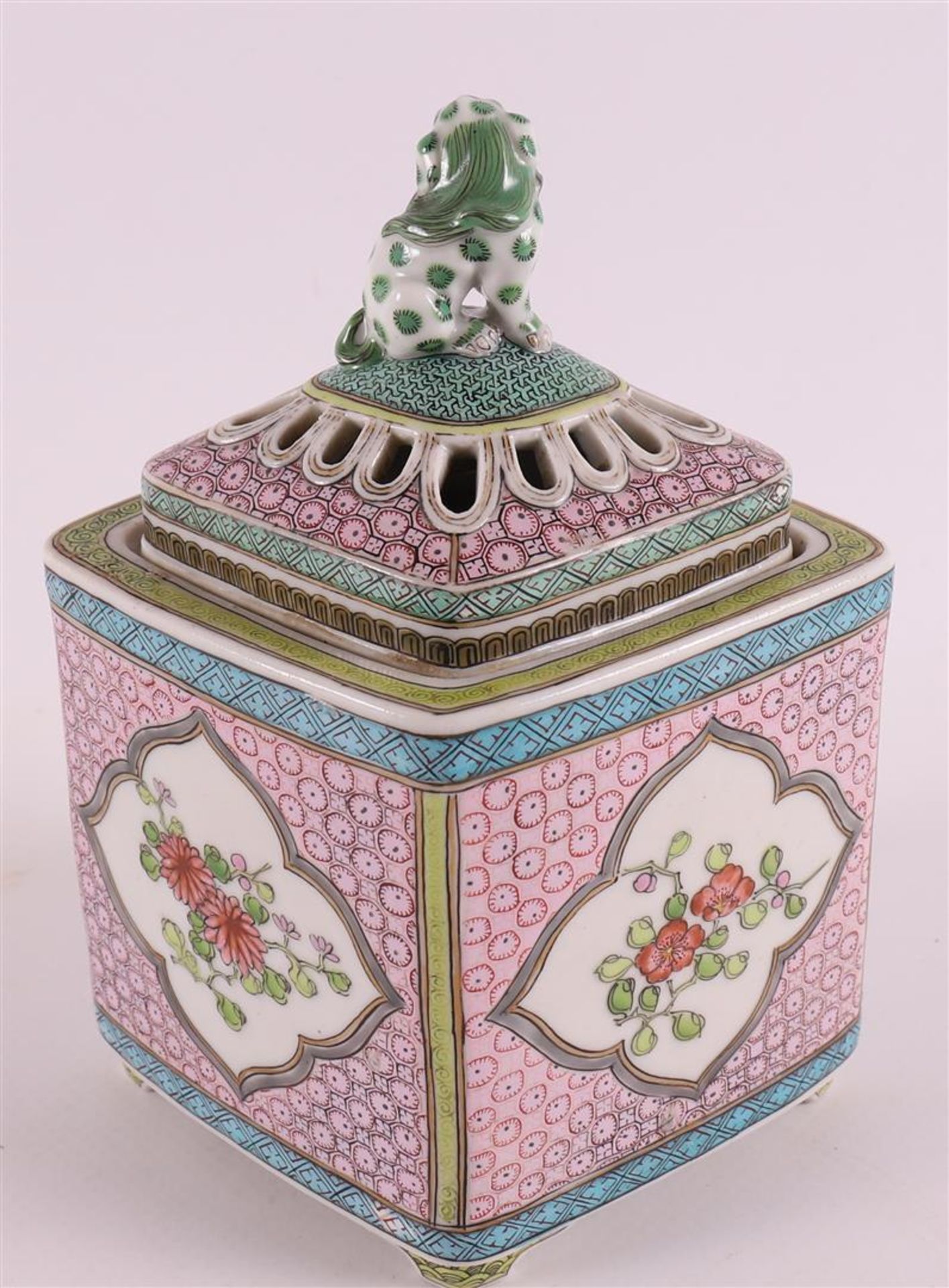 A diamond-shaped porcelain famille rose incense jar with lid, France, Samson, 19th century. Laced - Bild 5 aus 8