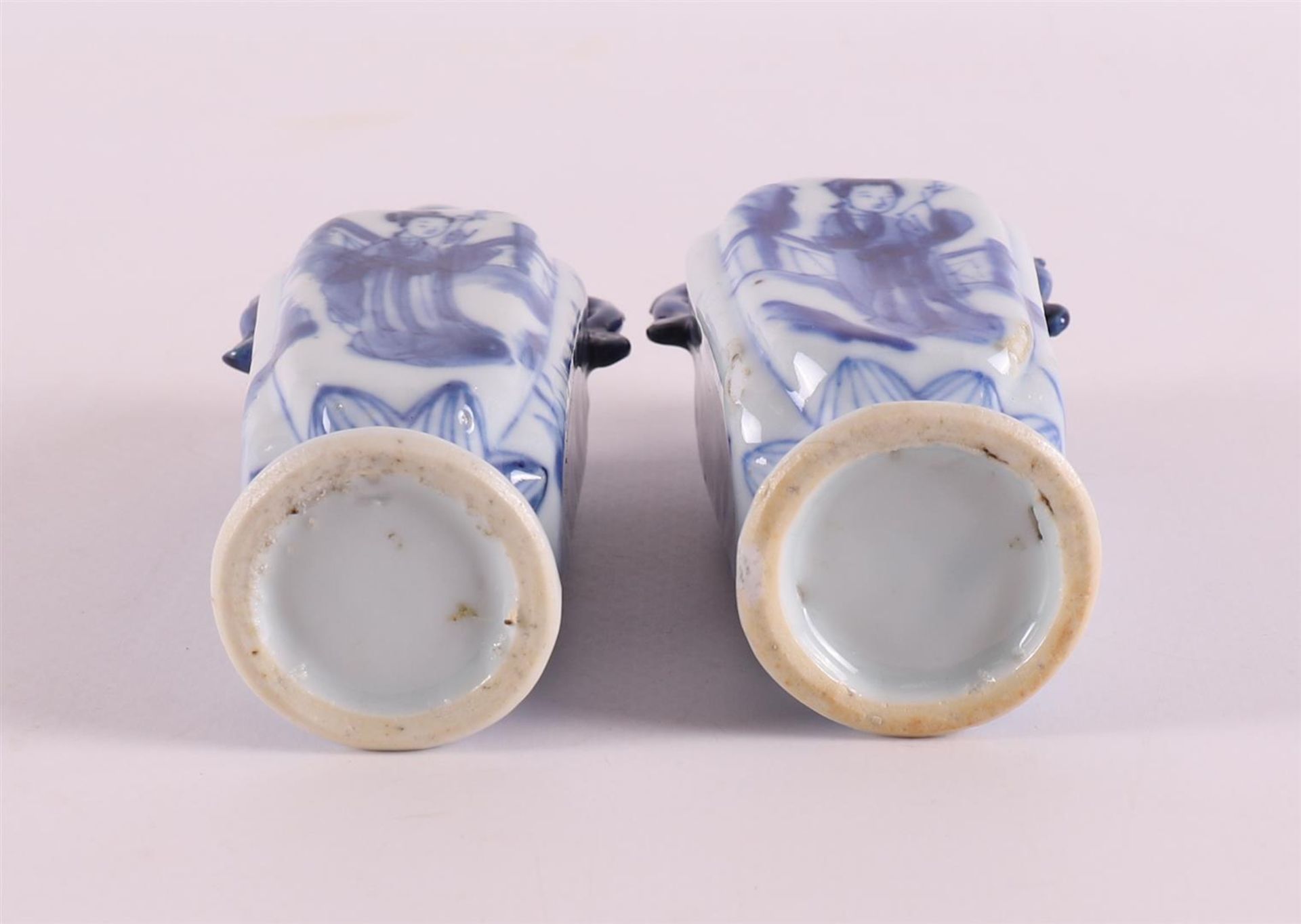 A pair of blue and white porcelain vases with ears, China, Kangxi, around 1700. Blue underglaze - Bild 8 aus 9