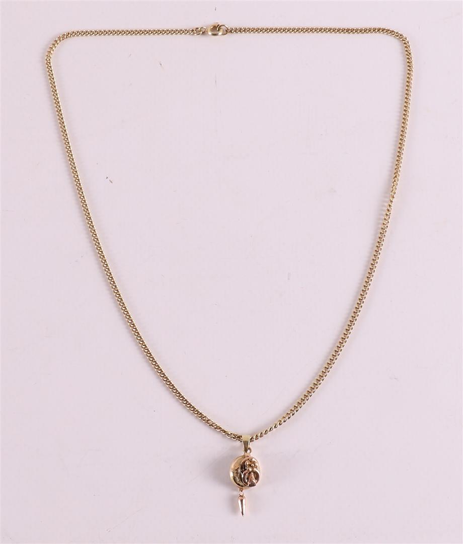 A 14 kt 585/1000 necklace on a ditto gold Victorian pendant, 9.0 grams in total, l 22.5 cm.