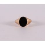 A 14 kt 585/1000 yellow gold signet ring, set with oval onyx, gross weight 2.9 grams, ring size